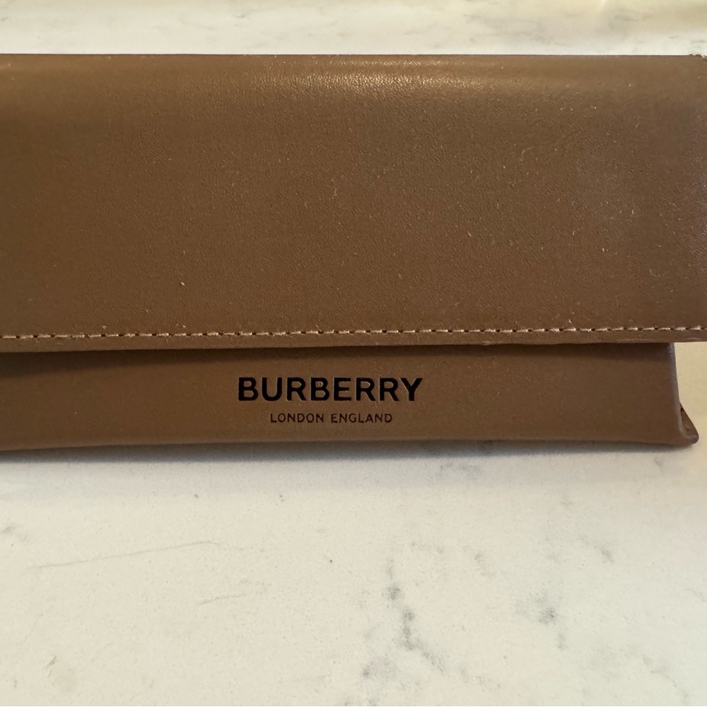 New Burberry Sunglasses never worn - Picture 3 of 8